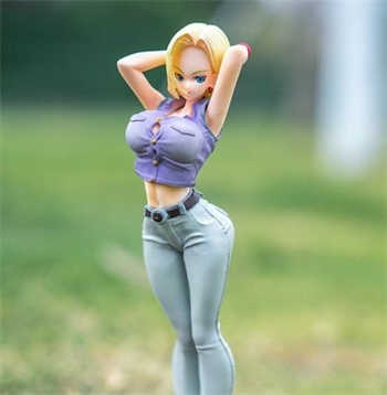 女的戴红色帽子送披萨