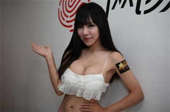 十四岁女孩和四个男孩