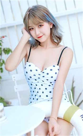 两人在厨房边做饭边做