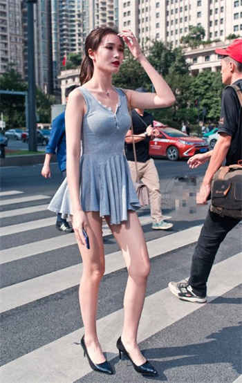 鞠婧祎让助理跪着穿鞋