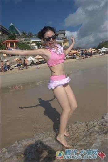 三个女生给男生穿女装