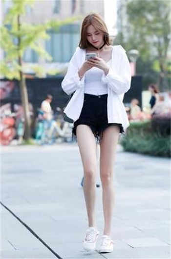 女子坐长板凳大便