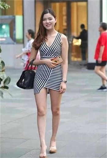 穿裙子在公共汽车上做描述