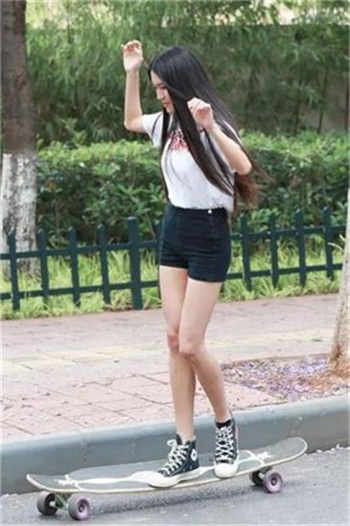 表兄妹旅游住一间房