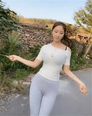 苏甜甜瞿辉于健游泳