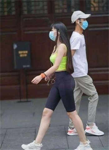 跪在地上用嘴侍候主人